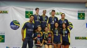 Equipes masculina e feminina posam com o troféu acompanhadas pelo técnico Bruno de Freitas Costa - Fotografo: Divulgação - Data: 07/03/2016