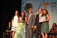 As professoras Jaqueline Mascarenhas (com o troféu) e Vlaviane Koch (com o diploma) na cerimônia, em Brasília - Fotografo: Divulgação/MEC - Data: 13/12/2013