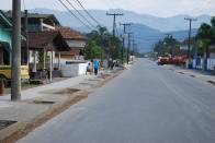 A Secretaria Distrital de Pirabeiraba continua trabalhando em parceria com a Conurb na construção da maior calçada de Joinville. Localizada na rua 15 de Outubro, na localidade do Rio Bonito, em Pirabeiraba - Fotografo: Ruy Ferrari/SEINFRA - Data: 16/02/2012