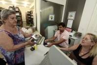 Biblioteca Pública como opção nas férias. Vicenta Altarra é uma das usuárias mais assíduas da Biblioteca  - Fotografo: Rogerio da Silva - Data: 08/01/2013