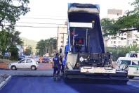 Um trecho novo da rua Timbó, entre as ruas Campos Salles e Luiz Delfino, está recebendo camada asfáltica tipo CBUQ (Concreto Betuminoso Usinado à Quente), a última etapa do processo de pavimentação asfáltica. - Fotografo: Mauro Artur Schlieck - Data: 29/03/2012