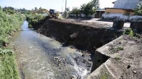 Subprefeitura Sul realiza limpeza do Rio Itaum próximo a rua Das Telefonistas - Fotografo: Rogerio da Silva - Data: 06/02/2015