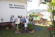 Lucilene Borges da Silva(Diretora) - Andréa Busmann(auxiliar de direção) ladeadas pela Marelú Prestini, sua filha Carolina Telles e sua neta Júlia no CEI vice-Prefeito Ivan Rodrigues - Fotografo: Phelippe José - Data: 19/03/2014