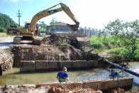 Começou nesta terça-feira (31/1) a implantação de galerias no rio Arataca, que passa pela Estrada Blumenau, no Vila Nova. A obra é a última etapa de uma ação realizada pela Secretaria Regional do bairro para minimizar os efeitos das cheias na região. - Fotografo: Naiara Larsen - Data: 31/01/2012