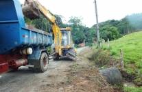 Subprefeitura de Pirabeiraba realiza limpeza de valas na Estrada Boa Noite - Fotografo: Divulgação/SECOM - Data: 03/01/2014
