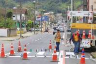 Equipes trabalharam nesta sexta-feira (08/6) na colocação de meio-fio, reconstrução de calçadas e na nova sinalização do Binário da Papa João 23. A conclusão destes serviços coloca a obra na reta final. - Fotografo: Mauro Artur Schlieck - Data: 08/06/2012