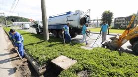 Subprefeitura de Pirabeiraba realiza limpeza de boca de lobo na rua Dona Francisca - Fotografo: Rogerio da Silva - Data: 13/05/2015