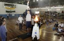 Solenidade de abertura do 17º  Jeville = aluno João Vela acendendo a pira olimpica - Fotografo: Phelippe José - Data: 18/08/2015