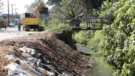 Prefeitura realiza limpeza de vala na rua Alvin Timm - Fotografo: Rogerio da Silva - Data: 13/08/2015