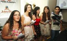 Mais de 800 pessoas, entre formandos, familiares e a comunidade, prestigiaram a formatura dos alunos do segundo semestre de 2012 das unidades Fundamas. Evento contou com apresentação de música dos alunos do curso de inglês gratuito  - Fotografo: Kátia Nascimento - Data: 29/11/2012