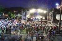A programação do Natal dos Sonhos chegou nesta quarta-feira (07/12) até a área de cobertura da Secretaria Regional do Comasa.  O público formado, na maioria, por pais e filhos ocupou todo o espaço da Praça São João Batista, bem na entrada do bairro Jardim Iririú. - Fotografo: Mauro Artur Schlieck - Data: 07/12/2011