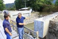O prefeito Carlito Merss visitou obras em Pirabeiraba na tarde desta terça-feira (6/3). Uma delas foi a Ponte do Rio Seco.  - Fotografo: Mauro Artur Schlieck - Data: 06/03/2012