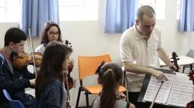 Projeto Meu Primeiro Violino forma talentos na Escola Municipal João Bernardino - Fotografo: Rogerio da Silva - Data: 10/10/2014