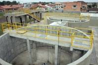 Autoridades visitaram nesta sexta-feira (6/7) as obras da Estação de Tratamento de Esgoto (ETE) do bairro Espinheiros. A parte de construção civil está praticamente concluída. Investimento soma quase R$ 10 milhões. - Fotografo: Divulgação - Data: 06/07/2012