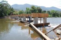 	A região rural de Pirabeiraba deverá receber duas novas pontes de concreto até o final deste ano. Uma delas é sobre o Rio Seco, na Estrada Quriri e a outra , também no Quriri, sobre o Rio Cubatão, conhecida como Ponte Baixa. - Fotografo: Carlos Brandão - Data: 10/10/2011