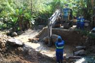 A Prefeitura está reconstruindo uma ponte de concreto, sobre o Rio Isaac, na Estrada Isaac, na área rural do Distrito de Pirabeiraba. O serviço começou na segunda-feira (20/8) e deve prosseguir pelas próximas duas semanas, se o tempo continuar seco.  - Fotografo: Ruy Ferrari / Seinfra - Data: 23/08/2012
