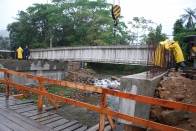 Nesta quinta-feira (31/5) a Prefeitura finalizou a implantação das vigas de sustentação da nova ponte de concreto que está sendo construída no início da Estrada Quiriri, sobre o Rio Seco. É uma obra do Orçamento Participativo e representa investimento de R$521 mil com recursos próprios.  - Fotografo: Ruy Ferrari / Seinfra - Data: 31/05/2012