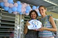 A secretária da Saúde, Antonia Grigol, fez hoje à tarde (21/3), na Unidade de Saúde Leonardo Schilickmann, do bairro Iririú, a entrega dos kits do Programa “Bem Cuidar” para a gestante Sthefanie Caroline D