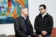 Prefeito Udo Döhler recebe o artista plástico Fabrício Macedo Silva que tem suas obras expostas no gabinete - Fotografo: Jaksson Zanco - Data: 23/07/2013