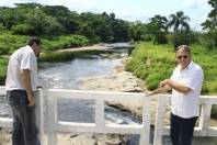 A comunidade da zona rural do bairro Vila Nova recebeu oficialmente neste sábado (26/11) a entrega  da reconstrução de 11 novas pontes, que antes eram de madeira e agora são todas de concreto. O prefeito Carlito Merss acompando de uma comitiva visitou cinco delas. Esta é a Alberta August Seiler - Fotografo: Mauro Artur Schlieck - Data: 26/11/2011