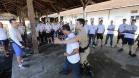 Integrantes da Guarda Municipal realizam curso de defesa pessoal, com uso da tonfa (cacetete) - Fotografo: Rogerio da Silva - Data: 24/04/2015