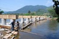 A região rural de Pirabeiraba deverá receber duas novas pontes de concreto até o final deste ano. Uma delas é sobre o Rio Seco, na Estrada Quriri e a outra , também no Quriri, sobre o Rio Cubatão, conhecida como Ponte Baixa. - Fotografo: Carlos Brandão - Data: 10/10/2011