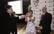 Iloísa recebe das maõs do Prefeito Beto Farias o troféu de campeã dança de salão nos 7º Jasti em Canoinhas - Fotografo: Phelippe José - Data: 16/05/2014
