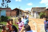 Depois da assinatura da Ordem de Serviço para o início das obras de infraestrutura urbana no Loteamento José Loureiro nesta quarta-feira (7/3), o prefeito Carlito Merss visitou o local. - Fotografo: Kátia Nascimento - Data: 07/03/2012