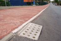 A Prefeitura de Joinville está substituindo as grelhas de concreto e de ferro das bocas de lobo por grelhas de plástico. Após quase um ano, em fase de testes, o produto foi aprovado e começa a ser utilizado em ruas de trânsito leve e pesado. - Fotografo: Ruy Ferrari - Data: 08/10/2012