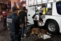 Guarda Municipal de Joinville e Polícia Civil realizam operação de fiscalização em ônibus, na rodoviária. Foram vistoriados principalmente veículos oriundos de Foz do Iguaçu.  - Fotografo: Rogerio da Silva - Data: 14/08/2015