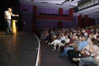 A cerimônia de Homenagem aos Servidores por Tempo de Serviço 10, 20 e 30 Anos, aconteceu nesta quarta-feira (23/11) com apresentações culturais e a presença do Prefeito Carlito Merss - Fotografo: Kátia Nascimento - Data: 23/11/2011