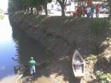 Nesta segunda-feira (12/12), iniciou a limpeza manual das margens do Rio Cachoeira. Este ano já é a segunda vez que a Prefeitura realiza o serviço neste rio, que cruza o centro da cidade. - Fotografo: Ruy Ferrari / Secom - Data: 12/12/2011