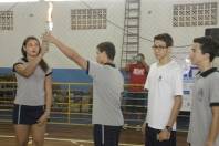 Solenidade de abertura do 17º JEVILLE =Aluna Talia André passando para as mãos de João Vila a pira olimpica - Fotografo: Phelippe José - Data: 18/08/2015
