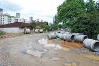 A Prefeitura continua investindo em obras de infraestrutura e de drenagem. Esta semana reiniciaram as obras de implantação de 200 tubos de concreto rua Madalena Tagliaferri, no bairro Vila Nova. - Fotografo: Ruy Ferrari / Secom - Data: 12/01/2012