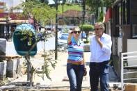 O prefeito Carlito Merss e a secretária Rocheli Grendene visitaram na manhã desta quinta-feira (15/12) as obras da calçada da Via Gastronômica no centro da cidade - Fotografo: Kátia Nascimento - Data: 15/12/2011