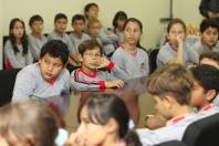 A alunos da Escola Municipal Vereador Arinor Vogelsanger, bairro Vila Nova, participaram do Hasteamento do Pavilhão Nacional nesta quarta-feira (02/05). Também visitaram a prefeitura e fizeram perguntas para o vice-prefeito Ingo Butzke. - Fotografo: Kátia Nascimento - Data: 02/05/2012