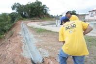 A Prefeitura reiniciou a construção da praça da rua Cidade de Sobral, bairro Boehmerwald. Homens trabalham na drenagem da praça, que é obra do OP - Fotografo: Mauro Artur Schlieck - Data: 24/05/2012