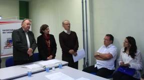 O prefeito em exercício, Ingo Butzke, e a secretária de Saúde, Antonia Grigol, assinaram nesta terça (25/9) ordem de serviço para construção da Policlínica Pirabeiraba. O presidente do Conselho Local de Saúde, Revelino João Fleith (centro), destacou a importância da obra para a região. - Fotografo: Agobar Gonçalves Filho - Data: 25/09/2012