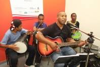 As pessoas que almoçaram no Restaurante Popular nesta quarta-feira (11/4) foram prestigiadas com música ao vivo. Os meninos da Escola de Samba Fusão do Samba animaram o almoço no aniversário de 4 anos do restaurante. - Fotografo: Kátia Nascimento - Data: 11/04/2012