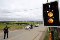Detrans e Guarda Municipal orientam motoristas a respeitarem sinalização na região do aeroporto de Joinville - Fotografo: Rogerio da Silva - Data: 25/11/2015