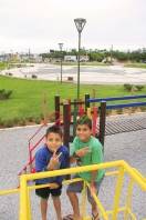 O primeiro Parque da Cidade está com cara de parque. Alguns setores estão prontos e a comunidade aproveita o novo espaço público. Frabrício Neubauer de Oliveira, nove anos, e seu amigo, Gabriel Gonçalves Ricardo, 11 anos, estão adorando as novidades - Fotografo: Mauro Artur Schlieck - Data: 11/10/2011