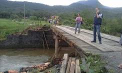 Defesa Civil avalia estragos na ponte sobre o Piraí na região rural do Vila Nova - Fotografo: Secom / Divulgação - Data: 15/12/2015