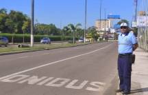 Os agentes de trânsito da Companhia de Desenvolvimento e Urbanização de Joinville (Conurb) seguem orientando e fiscalizando o uso dos corredores de ônibus. - Fotografo: Divulgação - Conurb - Data: 27/04/2012