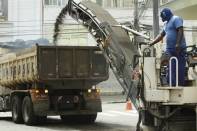  A Unidade de pavimentação da Seinfra trabalhou normalmente nesta quarta-feira (02/11) fazendo a freza nas ruas Jerônimo Coelho, do Príncipe e Avenida JK. Em seguida, será feito o recapeamento asfáltico  - Fotografo: Kátia Nascimento - Data: 02/11/2011