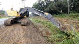 Subprefeitura de Pirabeiraba realiza limpeza de vala na Rua Dona Francisca - Fotografo: Rogerio da Silva - Data: 20/05/2015