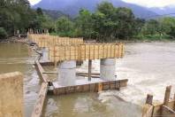 A nova ponte que está sendo contruída, na Estrada Quiriri de Bairro, em Pirabeiraba, é mais alta e de concreto o que deve resolver de vez os problemas causados pelas fortes chuvas - Fotografo: Mauro Artur Schlieck - Data: 11/10/2011