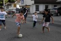 Felej na Comunidade em Pirabeiraba= Crianças brincando de bola - Fotografo: Phelippe José - Data: 22/08/2015