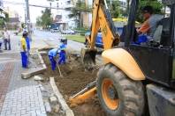Equipe da Divisão de Pavimentação da Secretaria de Infraestrutura Urbana (Seinfra) trabalhou neste sábado (08/10) na rua Lages e fez o reforço da sub-base. Amanhã vem a pavimntação  - Fotografo: Mauro Artur Schlieck - Data: 08/10/2011
