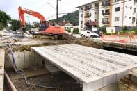 Nesta terça-feira (14/2), iniciaram as obras da galeria da rua Marquês de Olinda, que integra obra de macrodrenagem e pavimentação asfáltica (para controle de inundações e melhorias viárias com a abertura do binário Max Colin/Timbó). - Fotografo: Mauro Artur Schlieck / Secom - Data: 14/02/2012