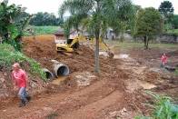 As obras de drenagem para o controle de cheias e alagamentos continuam em andamento. No bairro Iririú, próximo da rua Xaxim, as obras começaram há cerca de um mês  já estão bem adiantadas.  - Fotografo: Ruy Ferrari - Data: 17/09/2012